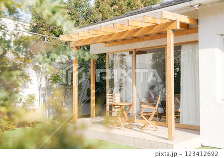 緑のある庭 123412692