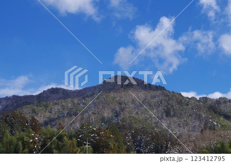 冬の晴れた空と山 冬の晴れた空と山 123412795