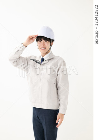 作業服を着た男性 ヘルメット 作業員 作業服を着た男性 ヘルメット 作業員 123412822