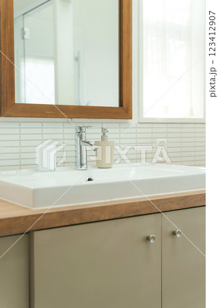 清潔感のある洗面所 123412907
