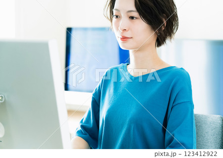 パソコンに向かうビジネスウーマン パソコンに向かうビジネスウーマン 123412922