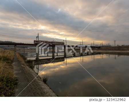 朝焼けと大和川を渡る近鉄電車 朝焼けと大和川を渡る近鉄電車 123412962