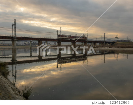 朝焼けと大和川を渡る近鉄電車 朝焼けと大和川を渡る近鉄電車 123412963