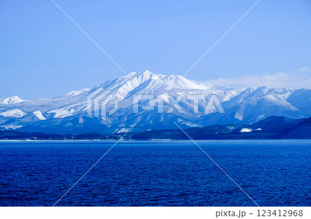 快晴の青空をバックに残雪の山と雪の残る山の風景を撮影 123412968