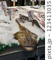 市場の氷の上に並ぶ鮮魚とアンコウ 123413035