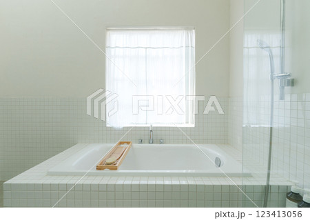 清潔感のある浴室 123413056