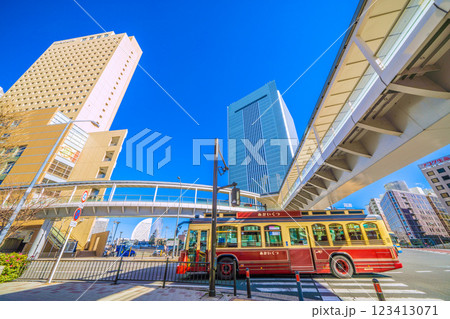 日本の横浜都市景観 桜木町駅前や横浜市役所などのビル群やあかいくつ号を望む。希望の光=2月6日 日本の横浜都市景観 桜木町駅前や横浜市役所などのビル群やあかいくつ号を望む。希望の光=2月6日 123413071