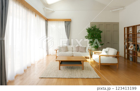 明るいリビング 123413199