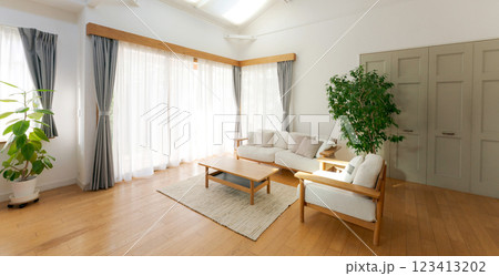 明るいリビング 123413202