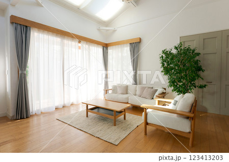 明るいリビング 123413203