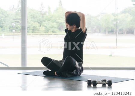 ストレッチ・柔軟体操・クールダウン・準備運動・ウォーミングアップをする男性 ストレッチ・柔軟体操・クールダウン・準備運動・ウォーミングアップをする男性 123413242