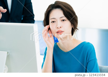 オフィスで働くビジネスウーマン 123413334