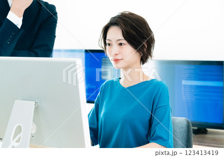 上司からアドバイスを受けるビジネスウーマン 123413419