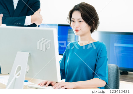 上司からアドバイスを受けるビジネスウーマン 123413421