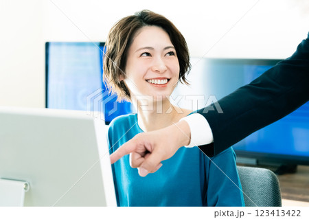 上司からアドバイスを受けるビジネスウーマン 123413422