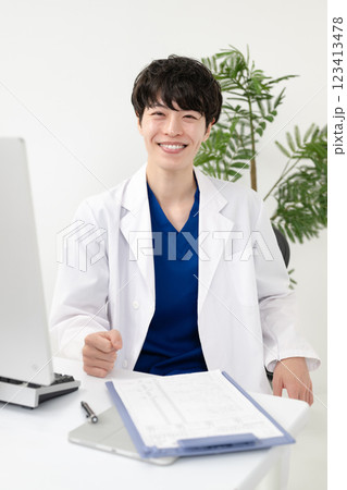 白衣を着た男性医師 白衣を着た男性医師 123413478