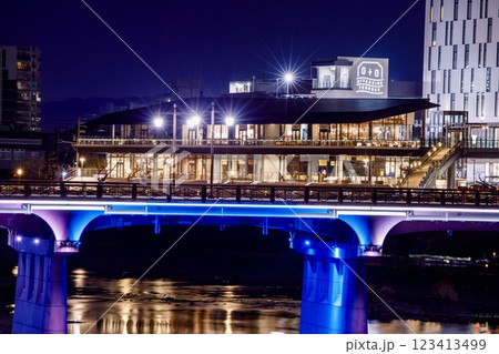 岡崎市、明代橋とオトリバーサイドテラスの夜景 123413499