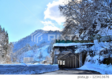 大糸線 中土駅周辺を望む(長野県小谷村)【2024.12】 123413676