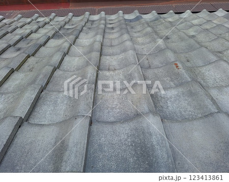灰色の瓦屋根 123413861