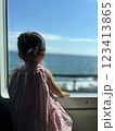電車の中から海岸を望む女の子 123413865