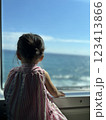 電車の中から海岸を望む女の子 123413866