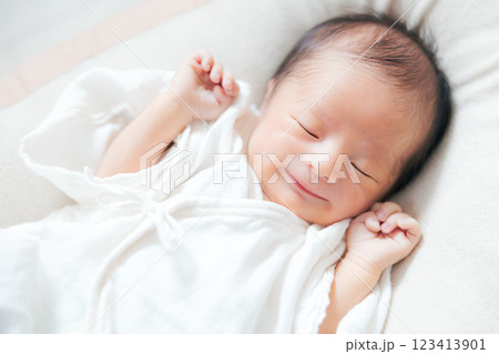 寝ながら笑う生後12日の赤ちゃん 新生児微笑　えな笑い　天使の微笑み 生後1週5日 1w5d 123413901