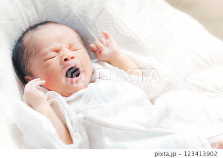 眠そうな赤ちゃん　あくび　欠伸　生後1週5日 1w5d　生後12日 123413902