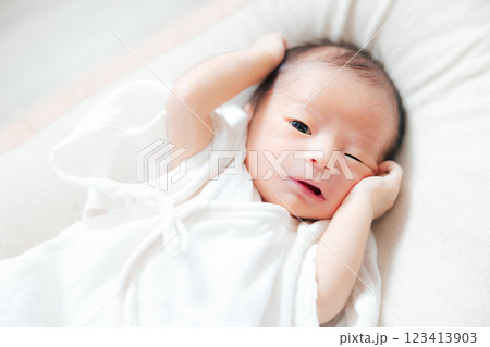 寝起きの新生児の表情　生後1週5日 1w5d　生後12日 123413903