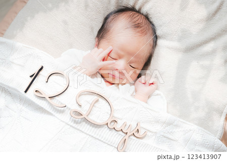 眠る新生児 生後1週5日 1w5d 生後12日 眠る新生児 生後1週5日 1w5d 生後12日 123413907