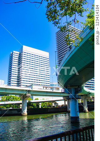 【大阪風景】淀屋橋界隈の川沿いのビル群 【大阪風景】淀屋橋界隈の川沿いのビル群 123414184