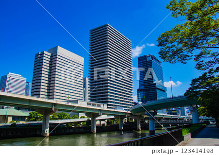 【大阪風景】淀屋橋界隈の川沿いのビル群 123414198