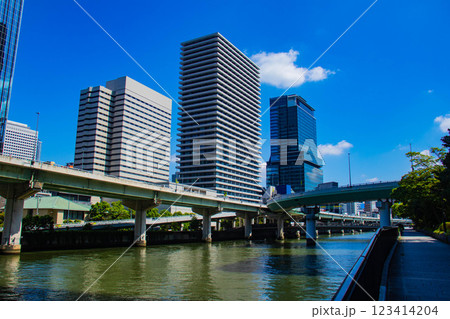 【大阪風景】淀屋橋界隈の川沿いのビル群 【大阪風景】淀屋橋界隈の川沿いのビル群 123414204