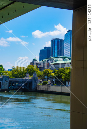 【大阪風景】淀屋橋界隈の川沿いのビル群 123414236