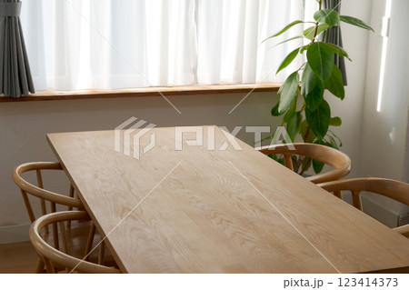 木製のダイニングテーブル 123414373