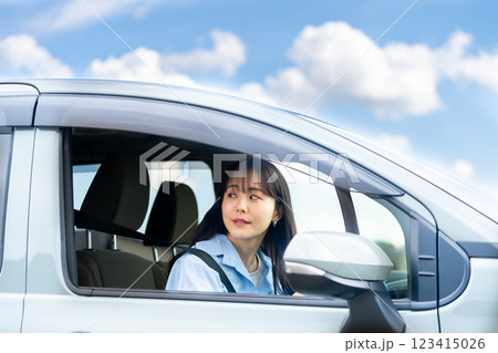 自動車とドライバー　車を運転する女性　車に乗った女性 123415026