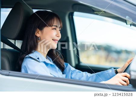 自動車とドライバー　車を運転する女性　車に乗った女性 123415028