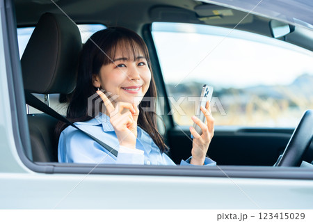 自動車とドライバー 車を運転する女性 車に乗った女性 自動車とドライバー 車を運転する女性 車に乗った女性 123415029