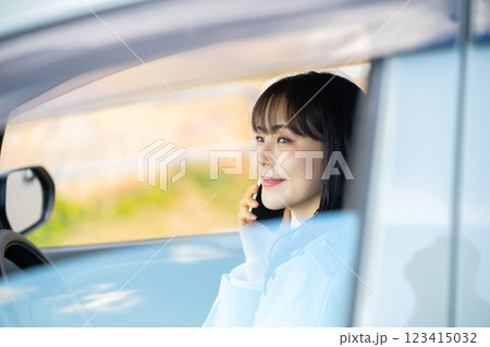 車を留めて通話をする女性　自動車とドライバー　車を運転する女性　車に乗った女性 123415032