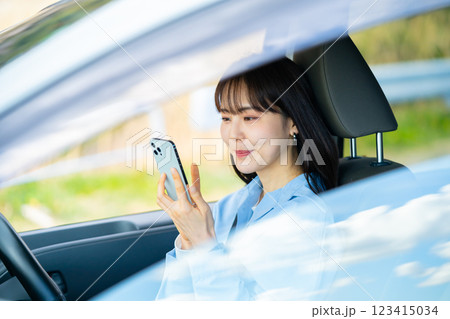 自動車とドライバー 車を運転する女性 車に乗った女性 自動車とドライバー 車を運転する女性 車に乗った女性 123415034
