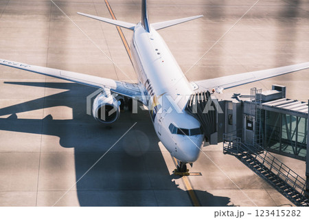 [神戸空港]空港の待機場で搭乗を待つ飛行機 123415282