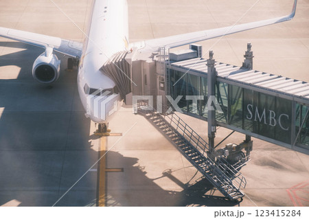 [神戸空港]空港の待機場で搭乗を待つ飛行機 123415284