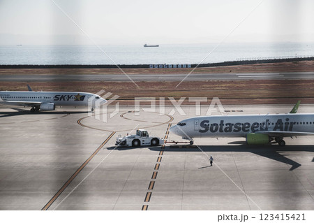 [神戸空港]空港内を走行する飛行機 123415421