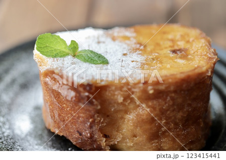 ハチミツをかけたフランスパンのフレンチトースト 123415441