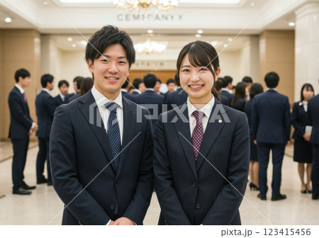 入社式の新社会人のスーツ姿の男女 123415456
