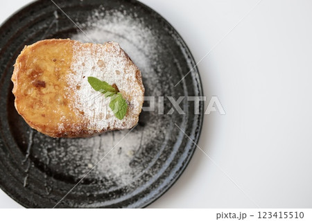 ハチミツをかけたフランスパンのフレンチトースト 123415510