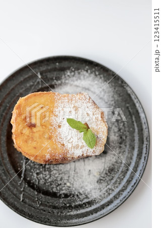 ハチミツをかけたフランスパンのフレンチトースト 123415511