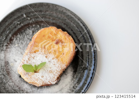 ハチミツをかけたフランスパンのフレンチトースト ハチミツをかけたフランスパンのフレンチトースト 123415514
