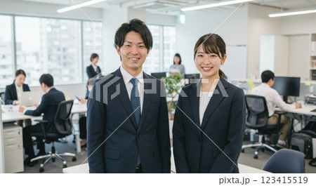 新入社員のスーツ姿の男女とオフィス 123415519
