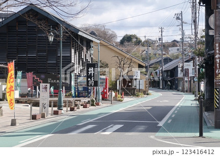 多治見市オリベストリート陶都創造館前 123416412