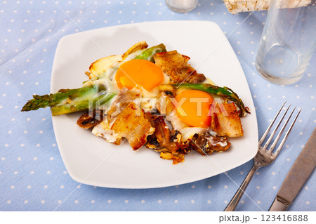 Scrambled eggs with bacon, asparagus and mushrooms closeup Scrambled eggs with bacon, asparagus and mushrooms closeup 123416888